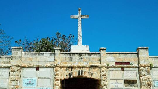 墓园中的十字架