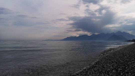 日落时分海浪拍打着海岸