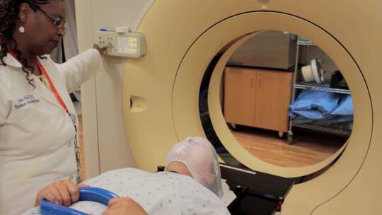 病人接受癌症的放射成像治疗视频素材模板下载