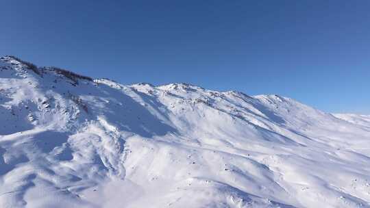 航拍新疆阿勒泰雪景吉木乃草原石城输电线路