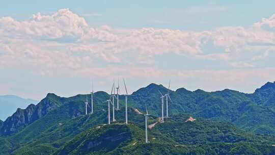 夏季绿色高山蓝天白云与风力发电机组