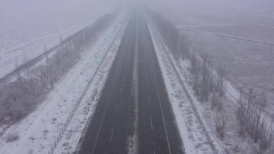 下雪天连霍高速公路