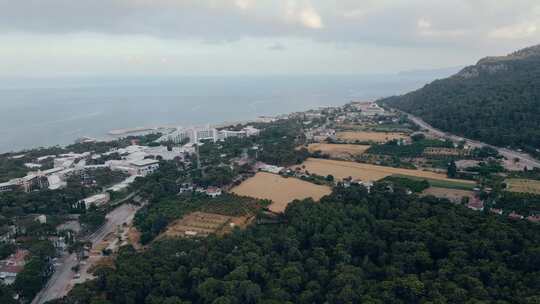 鸟瞰海边的城市