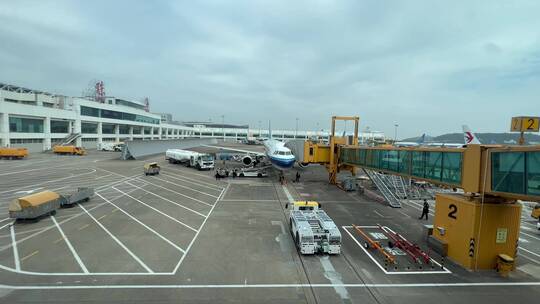 珠海金湾机场的中国南方航空飞机旅客登机