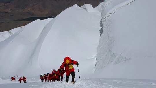 攀登冰川之父慕士塔格峰雪山的登山队