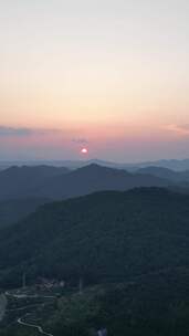 竖版航拍大山日落晚霞夕阳