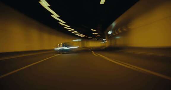 汽车在隧道公路上行驶