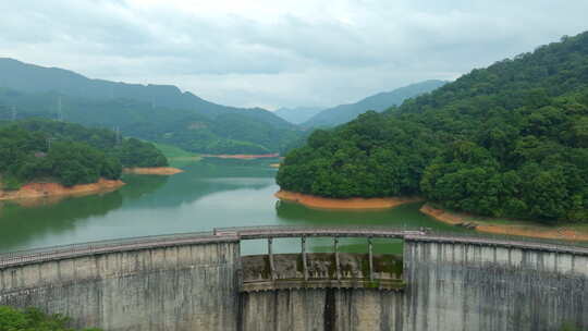 群山 湖泊 航拍