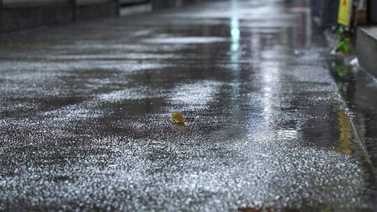 下雨天路面雨水雨滴地面