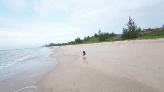 fpv穿越机航拍海边沙滩小女孩跑步海岸线