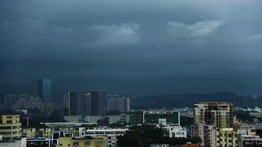 天空乌云飘动  暴雨来临前的城市