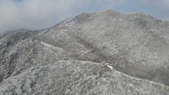 航拍 冬季雪天的慕田峪长城