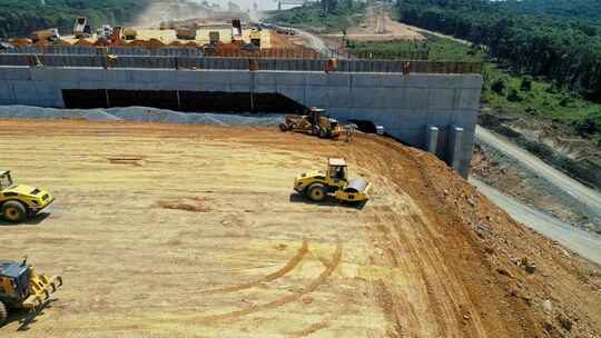 建筑工地重型机械航拍视频素材模板下载