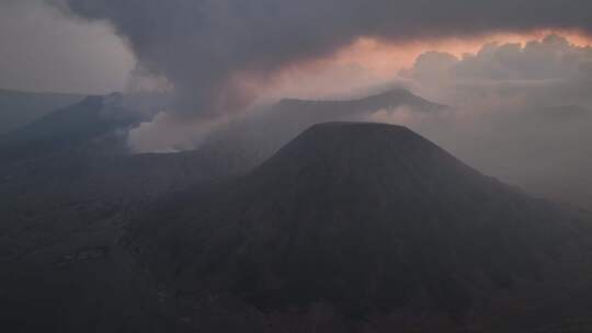 印尼爪哇岛布罗莫火山黄昏航拍自然风光