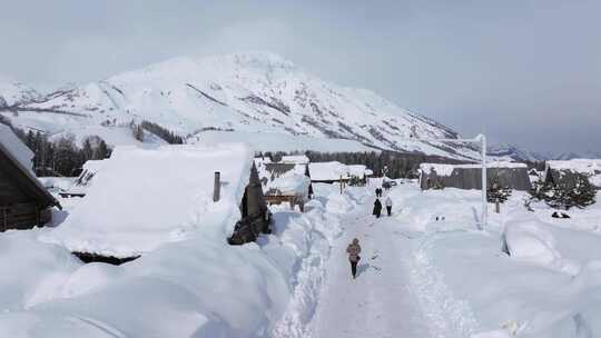 航拍新疆禾木雪景森林雪地小木屋禾木桥雪山