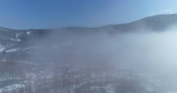 航拍大兴安岭河湾残雪消融云雾风景