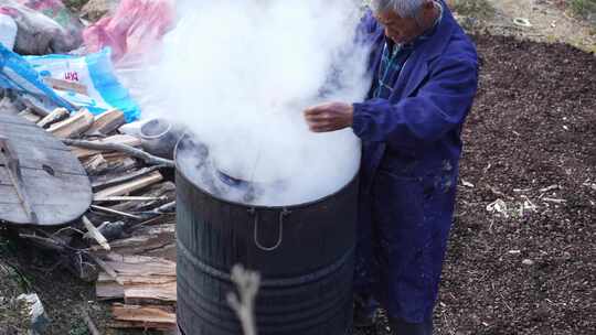 农村杀年猪烧热水