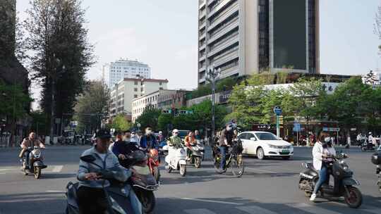 城市上下班自行车电动车马路交通繁忙