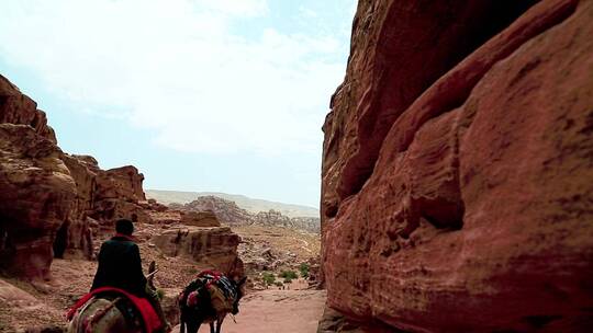 山脉中的红色古城