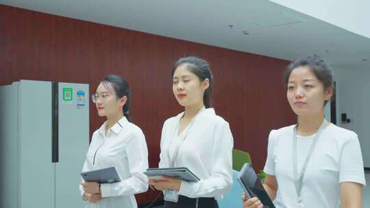 现代办公楼女性职员工作场景