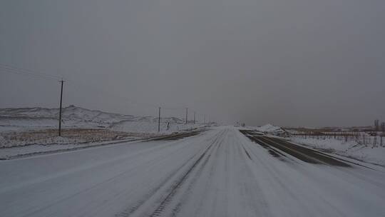 下雪天山区公路行车记录