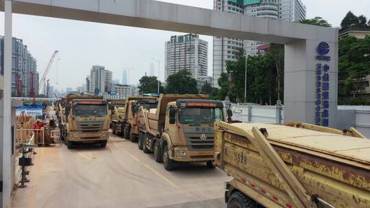 航拍泥头车工地装土道路上行驶