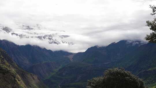 云雾笼罩南迦巴瓦峰 西藏雅鲁藏布大峡谷