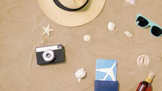 相机和沙滩上的帽子等特写