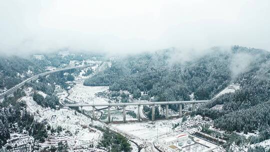 高铁穿过雪地云海