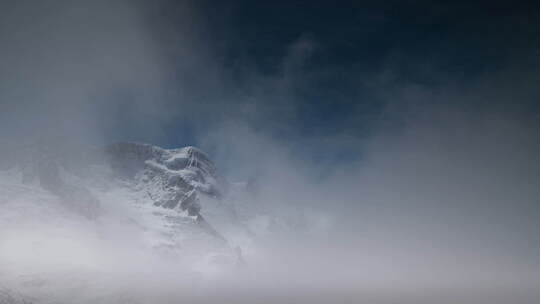 云雾缭绕的雪山