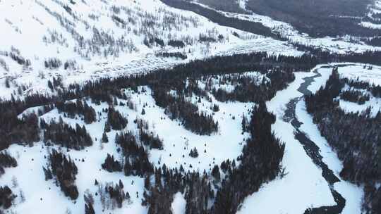 航拍新疆冬季喀纳斯湖雪景雪山森林冰河寒冷