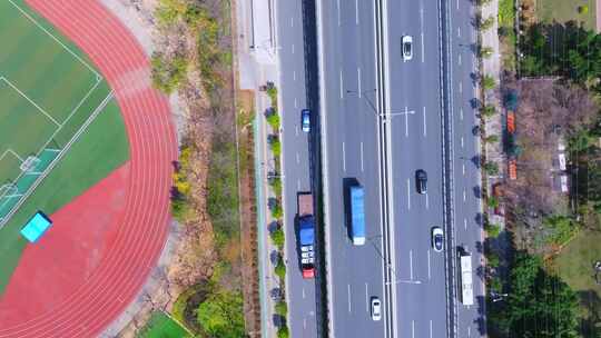 航拍道路旁的运动场