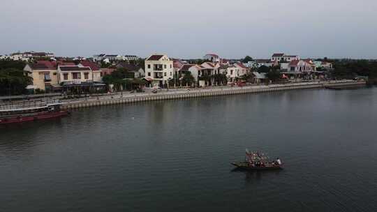 游客在越南会安的Thu Bon河上驾驶木