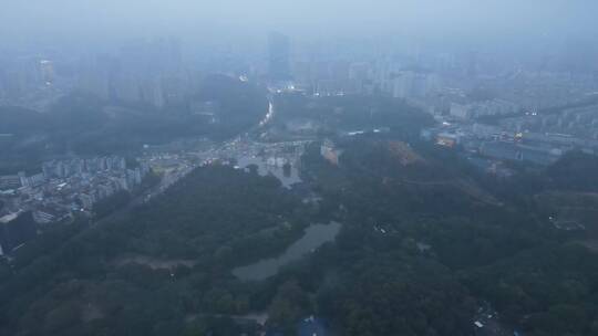 雨雾中的城市