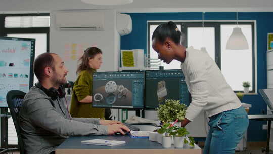 非洲项目经理来到技术设计师处，讨论改造电