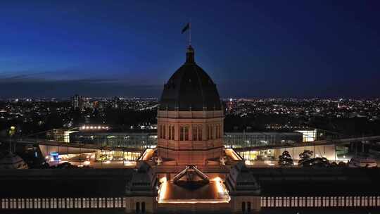 城市航拍澳大利亚墨尔本皇家展览馆夜景灯光视频素材模板下载