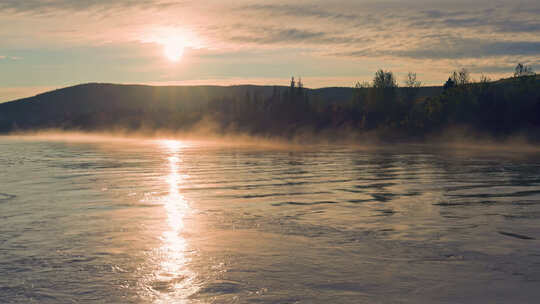 清晨急流河面薄雾