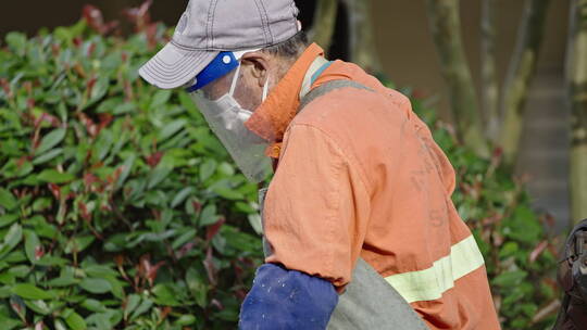 环卫工人使用除草机除草慢动作