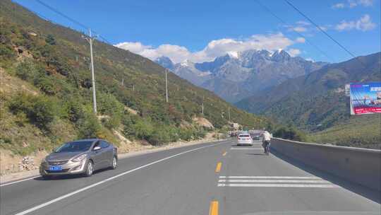 自驾游川藏线318国道折多山雪山公路风光视频素材模板下载