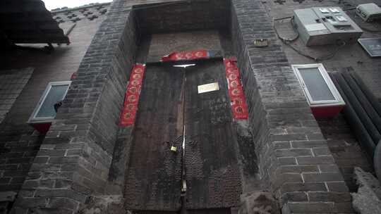 平遥古城沧桑岁月古朴民居大门紧锁