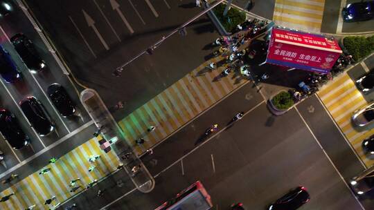 城市夜晚道路人行道行人航拍