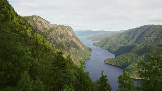 山谷，峡湾，岩石峡谷，崎岖的地形