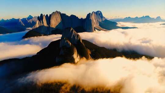 云海之上的壮丽山峰景色