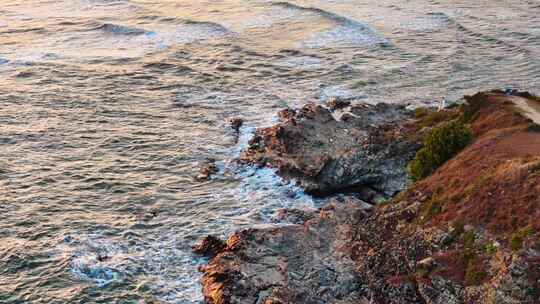 海浪拍打岩石的壮观景象