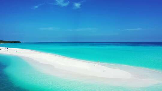 白色的海滩和蓝色的海洋特写