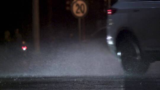 车水马龙下雨的路口