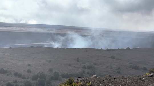 蒸汽从夏威夷大岛上最大的火山口升起。