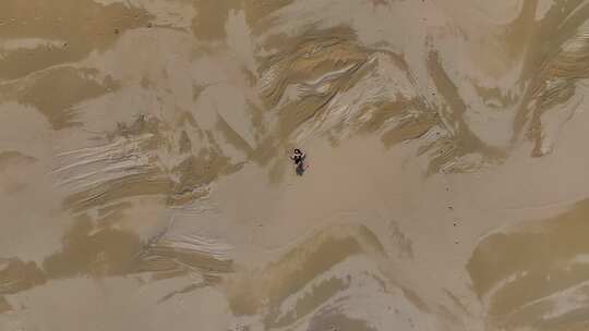 航拍美女躺在沙滩上日光浴澳大利亚弗雷泽岛视频素材模板下载