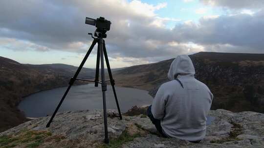热情的摄影师在爱尔兰吉尼斯湖拍摄时间流逝