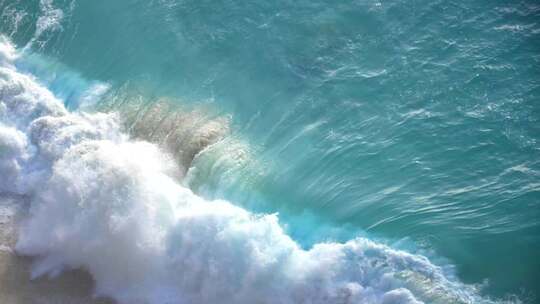 航拍波涛汹涌的大海海浪拍击沙滩素材实拍